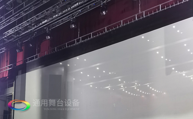 通用舞臺承建：南京曉莊學院報告廳舞臺項目（舞臺音響、舞臺燈光吊桿、舞臺幕布等）