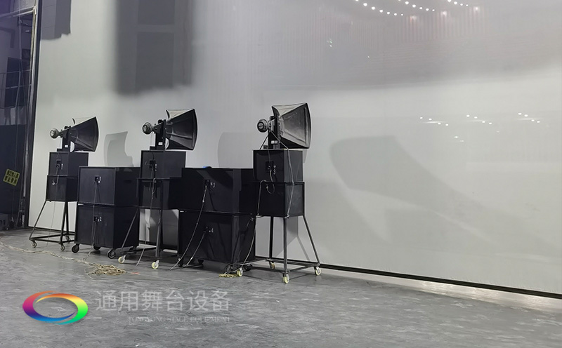 通用舞臺承建：南京曉莊學院報告廳舞臺項目（舞臺音響、舞臺燈光吊桿、舞臺幕布等）