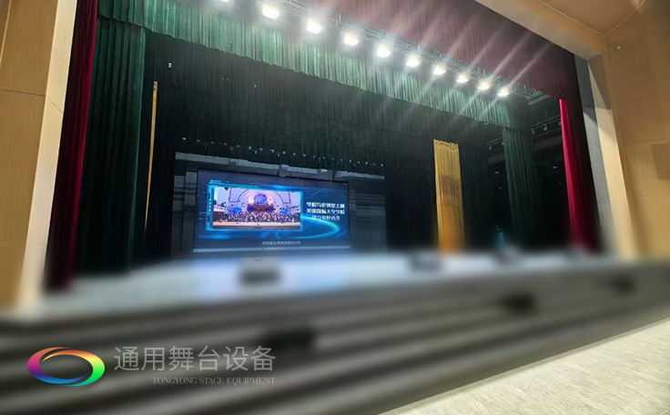 戴南文化藝術(shù)中心禮堂舞臺(tái)設(shè)備、舞臺(tái)阻燃幕布全面升級(jí) 賦能多元藝術(shù)呈現(xiàn)