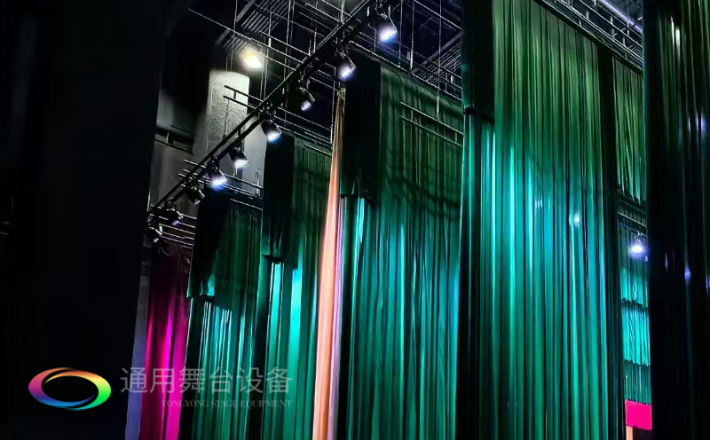 打造區(qū)域性融媒體綜合服務(wù)的新標(biāo)桿！曲靖融媒體中心全新舞臺(tái)幕布系統(tǒng)投入使用