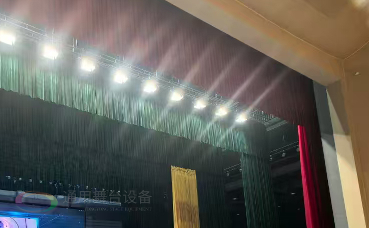 通用舞臺設備興化將軍路小學報告廳舞臺吊桿、舞臺阻燃幕布項目