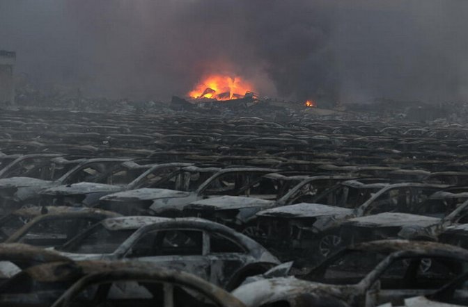 天津爆炸地點(diǎn)200米外大批汽車被燒成殘骸